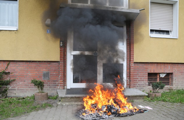 FW-AR: Brennender Fernseher - Kinder in Gierskämpen reagieren richtig
Feuerwehr löscht Gerät vor der Haustür
