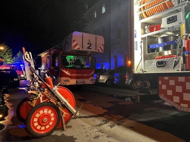 FW-E: Brandeinsatz in Altendorf - Kinderwagen fängt Feuer und sorgt für starke Verrauchung im Treppenraum