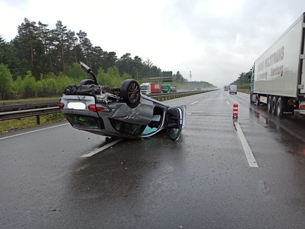 POL-ROW: PKW überschlägt sich auf der A1 - Fahrer nur leicht verletzt