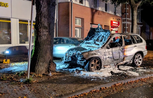 FW-KLE: Fahrzeugbrand nach Verkehrsunfall - Feuerwehr verhindert Übergreifen der Flammen