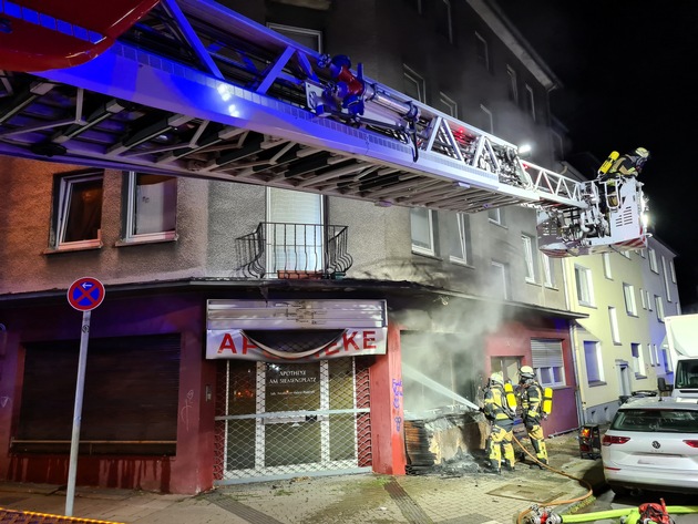 FW-E: Unruhige Nacht für die Essener Feuerwehr: Mehrere Brände fordern die Einsatzkräfte