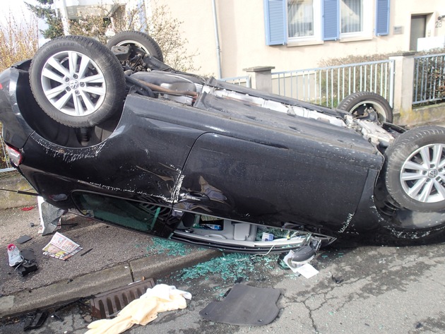 POL-PDKH: Vorfahrtsregel &quot;rechts vor links&quot; missachtet. 
64 jährige Unfallverursacherin kommt auf dem Dach zum Liegen.