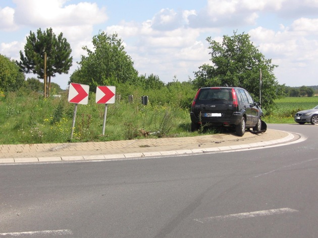 POL-DN: Zusammenstoß im Kreisverkehr