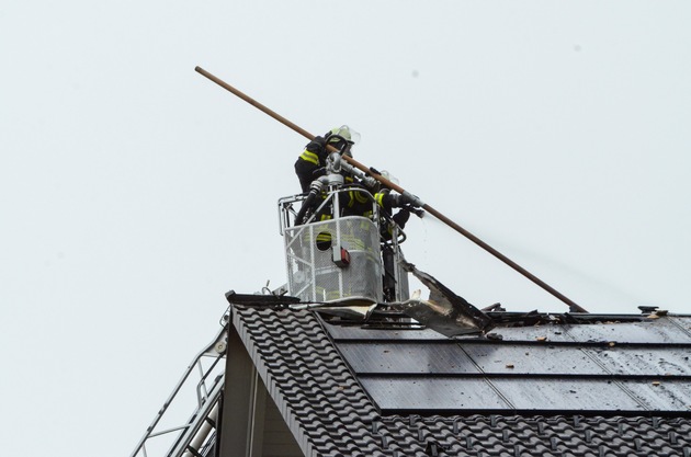 KFV-CW: Dachstuhlbrand in Nagold. Glut frisst sich durch die Dämmung und wird erneut entfacht.