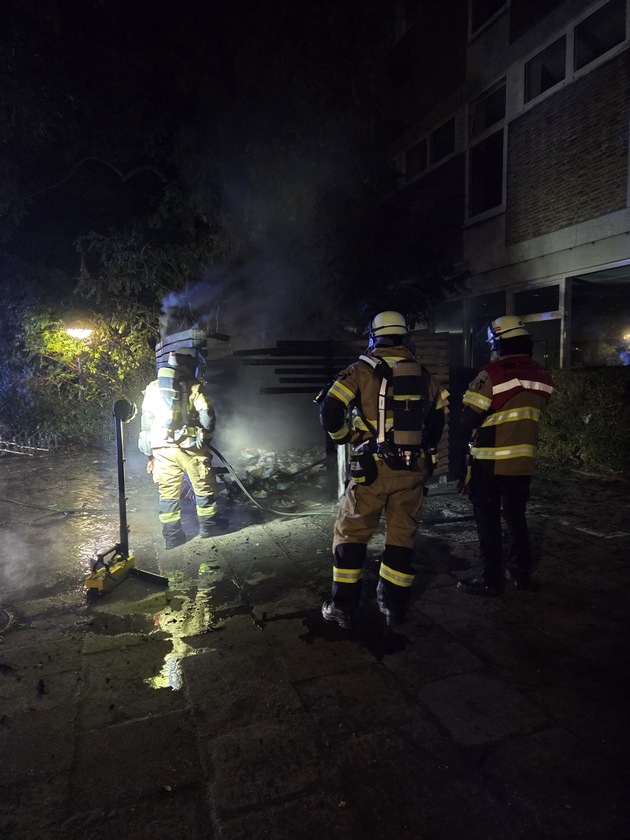 FW-NE: Containerbrand an der Eichendorffstra&szlig;e | Feuer am Nelly-Sachs-Gymnasium