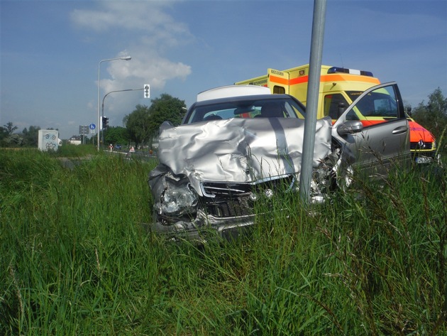 POL-DN: Schwere Folgen nach Verkehrsunfall