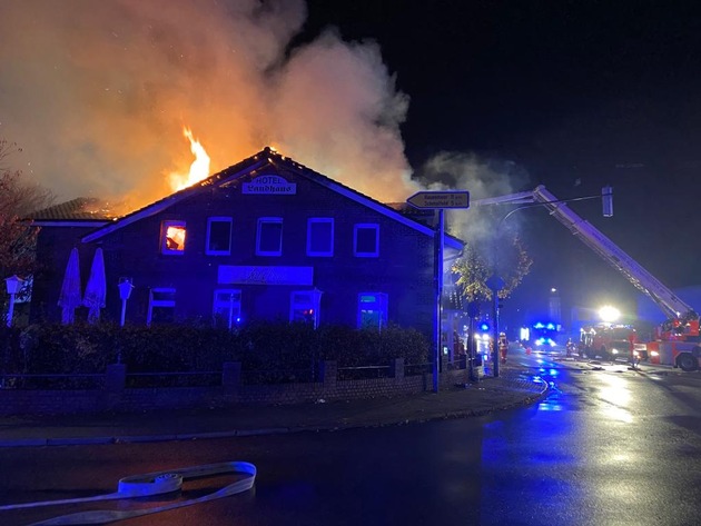 FW-SE: Am frühen Morgen des 13.11.2020 kam es in der Hamburger Straße in einem Hotel- &amp; Restaurantbetrieb zu einem Großfeuer.