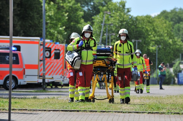 FW-E: Propangasflasche explodiert bei Bauarbeiten - 30 Verletzte, große MANV - Übung im Steag-Heizkraftwerk in Essen