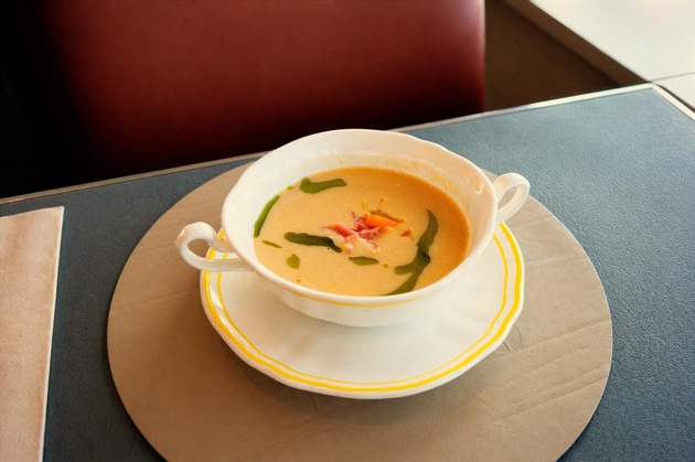 Wenn schon &bdquo;Telespargel&ldquo;, dann bitte mit Spargel &ndash; Neue Gerichte im Sphere Tim Raue