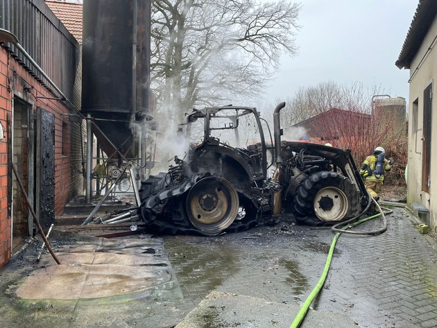 FW-RE: Brand auf landwirtschaftlichem Gelände - ein verletzter Feuerwehrmann