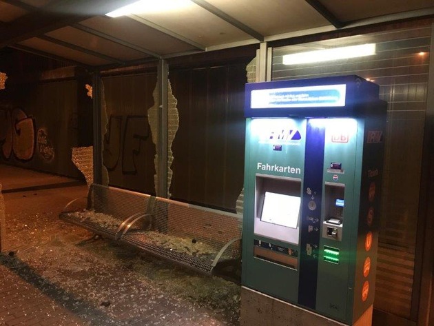 BPOL-KS: Scheiben klirrten - Vandalismus am Bahnhof Neuhof