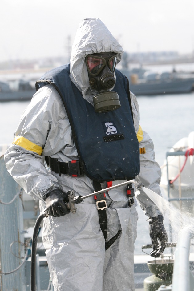 Deutsche Marine - Bilder der Woche: Giftalarm auf dem Tender &quot;Donau&quot; - Soldaten aus Höxter üben mit Marine