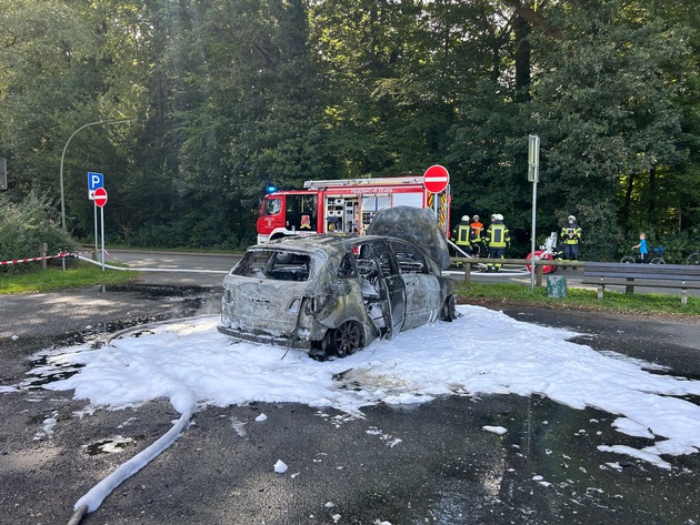 FW-ROW: PKW-Brand an Zevener Veranstaltungsgelände