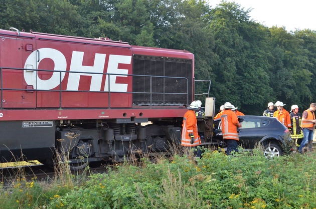 POL-WL: Lübberstedt - Lok kollidiert mit Pkw ++ Meckelfeld - Verkehrsunfall-flucht ++ Tostedt - Verkehrsunfall mit Fahrradfahrerin ++ Neu Wulmstorf - Tankbetrug mit entwendeten Kennzeichen ++ u.w. Meldungen