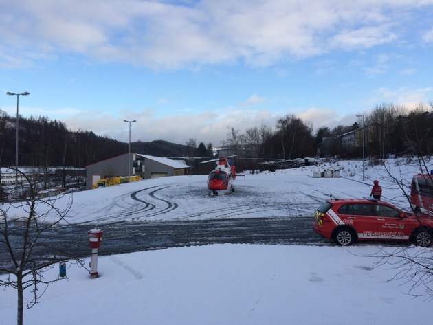 FW-OE: Starker Schneefall zwingt Intensivhubschrauber zur Zwischenlandung am Olper Feuerwehrhaus