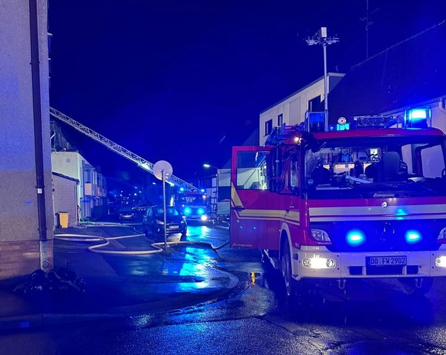 FW-DO: Ausgedehnter Dachstuhlbrand in der Ruinenstraße