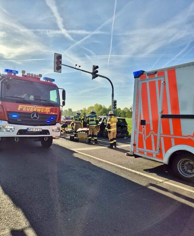 FW Xanten: Auffahrunfall im Kreuzungsbereich - Zwei Personen aus Fahrzeug befreit