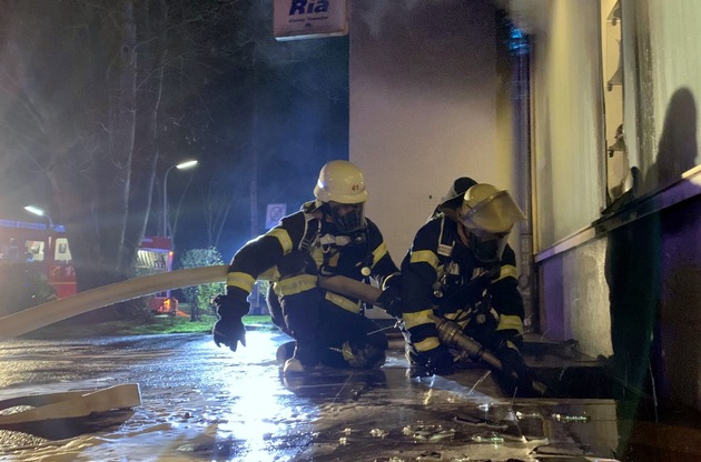 FW-BN: Ausgedehnter Kellerbrand in Bonn Tannenbusch