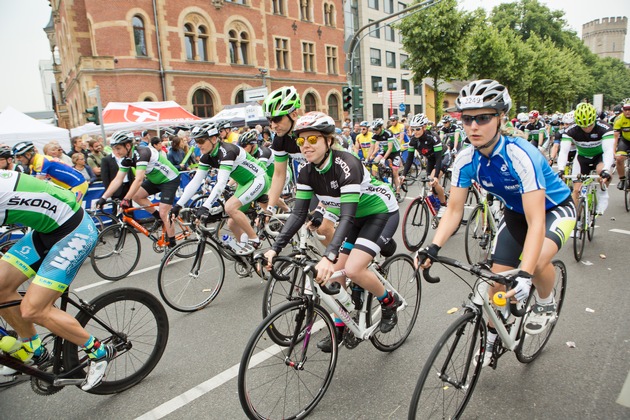 SKODA zum 7. Mal als Sponsor des Radsport-Klassikers &apos;Rund um Köln&apos; im Einsatz (FOTO)
