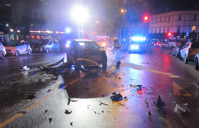 POL-ME: Hoher Sachschaden und zwei Leichtverletzte bei Verkehrsunfall am Fritz-Gressard-Platz - Hilden - 2001111