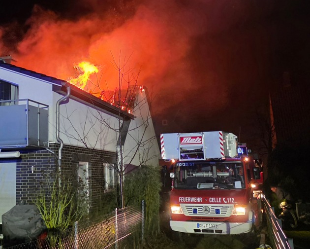 FW Celle: Dachstuhlbrand in Gro&szlig; Hehlen - Einsatzende (Gesamtbericht)
