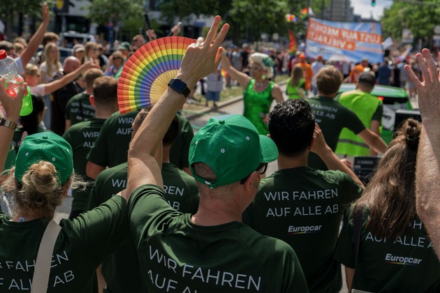 Haltung zeigen für eine Zukunft ohne Angst: Europcar feiert erneut Vielfalt auf dem CSD in Hamburg