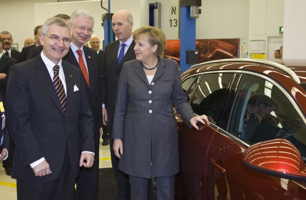 Bundeskanzlerin Angela Merkel bei Opel in Rüsselsheim / Auch hessischer Ministerpräsident sprach vor 3.000 Opel-Mitarbeitern / GM Europa-Präsident Carl-Peter Forster skizzierte Zukunftsplan für Opel