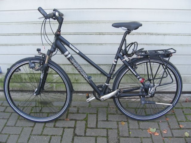 POL-NI: Fahrräder in Güllekuhle entsorgt - Polizei sucht nach Eigentümer -Bilder im Download-