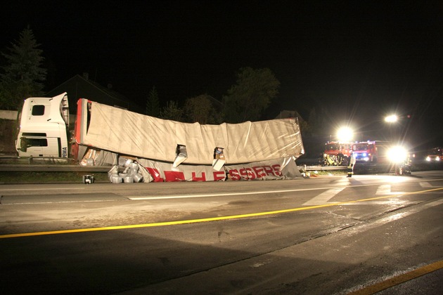 FW-E: Verkehrsunfall auf der A40, LKW kippt in Mittelleitplanke, Fahrer verletzt