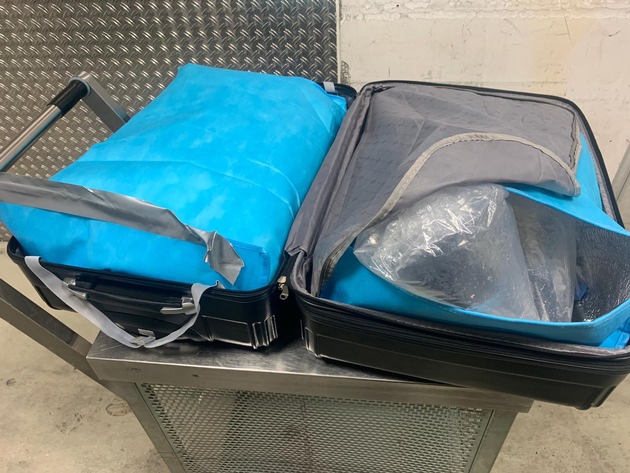 ZOLL-F: Erneut Glasaale am Frankfurter Flughafen im Gepäck eines Reisenden entdeckt
Geschätzte 100.000 Glasaale (Jungaale) in drei Koffern beschlagnahmt und am gleichen Tag im Rhein ausgesetzt