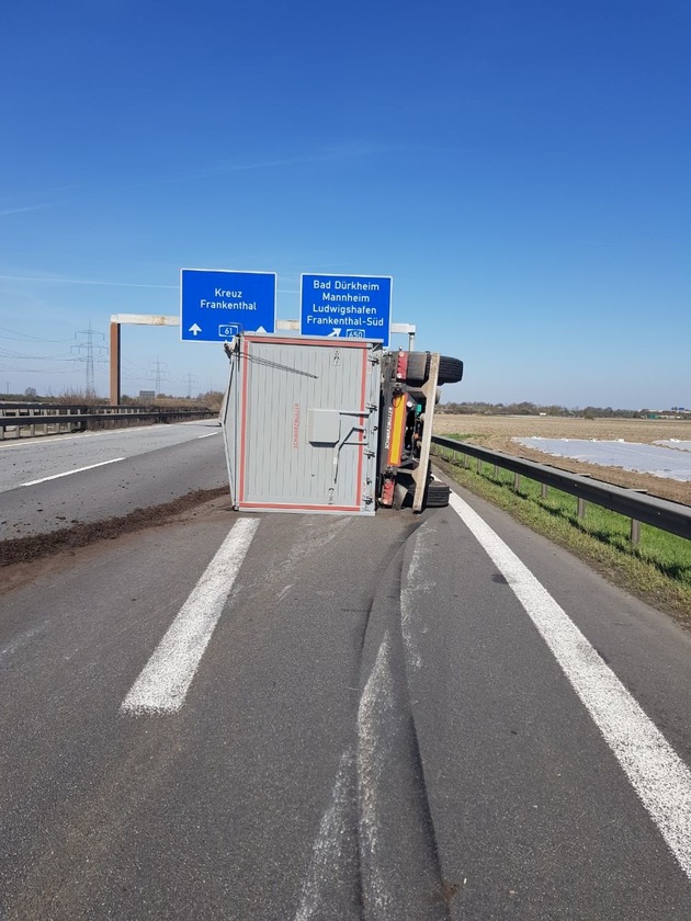 POL-PDNW: A61 - LKW-Anhänger umgekippt - kilometerlanger Stau im Rückreiseverkehr