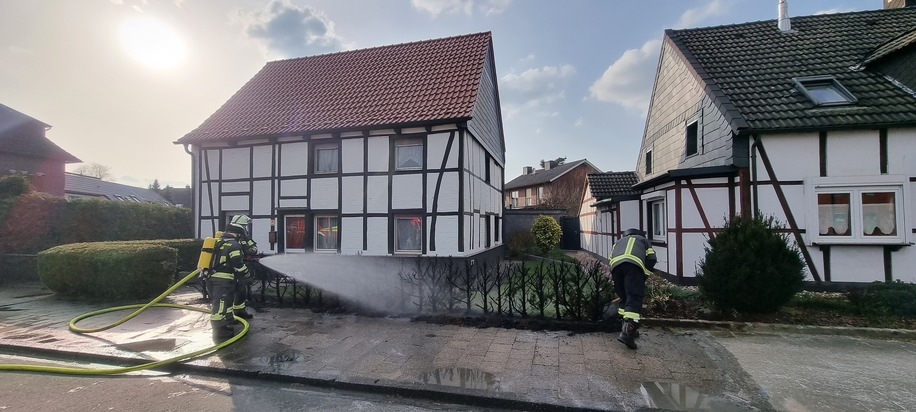 FW-WRN: FEUER_2 - LZ1 - brennt Hecke, vom Wohnhaus entfernt