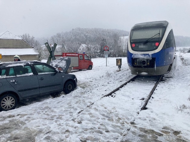 POL-GÖ: (522/2022) Erneute Kollision am Bahnübergang: Personenzug erfasst Pkw in Emmenhausen - Keine Verletzten
