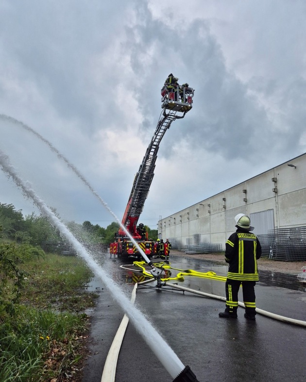 FW Ense: Alarmübung aller Einheiten der Feuerwehr Ense