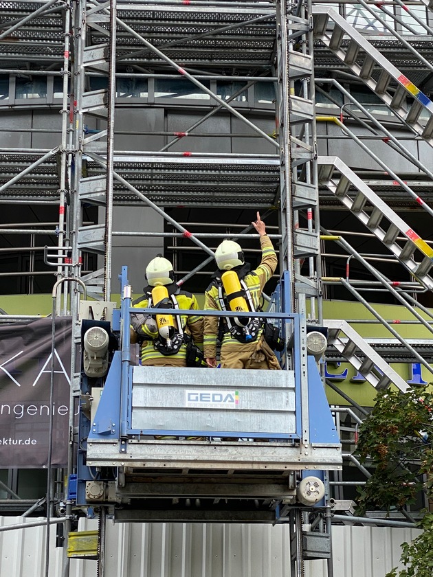 FW Dresden: Dach des World-Trade-Centers gerät in Brand