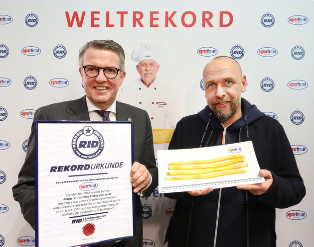 Agrarfrost holt Weltrekord &quot;Längste Pommes Frites der Welt&quot; mit einer 27,2 cm langen Pommes Frites / Holger Stanislawski lässt sich &quot;Weltrekord-Pommes Frites&quot; auf dem Internorga-Stand schmecken