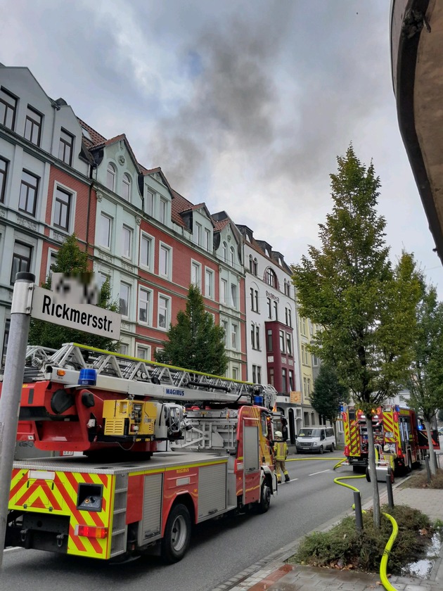 FW Bremerhaven: Feuerwehr Bremerhaven bekämpft Wohnungsbrand im Stadtteil Lehe