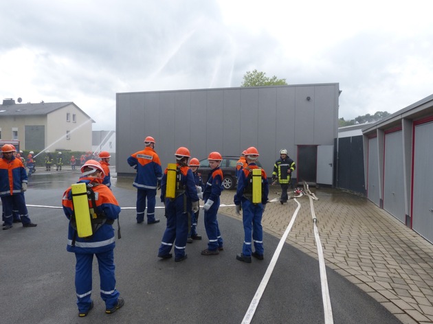 FW-AR: Arnsberger Jugendfeuerwehr löscht den &quot;Brennpunkt&quot;