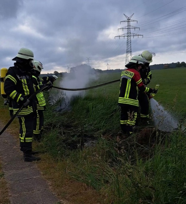 FFW Schiffdorf: Grabenaushub am Apeler See sorgt für Feuerwehreinsatz - circa 15 Quadratmeter bei trockener Vegetation verbrannt