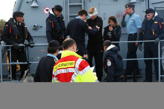 Deutsche Marine - Pressemeldung: Schnelle Hilfe - &quot;Frettchen&quot; rettet 18-jährigen Segler aus Bayern