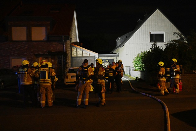 FW Pulheim: Geyen - Gasaustritt in Wohngebiet