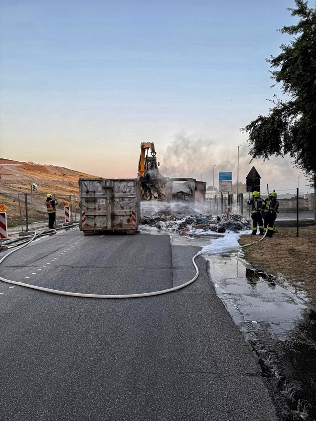 FW-NE: LKW in Vollbrand auf Deponiegelände | Aufwendige Löschmaßnahmen in den frühen Morgenstunden