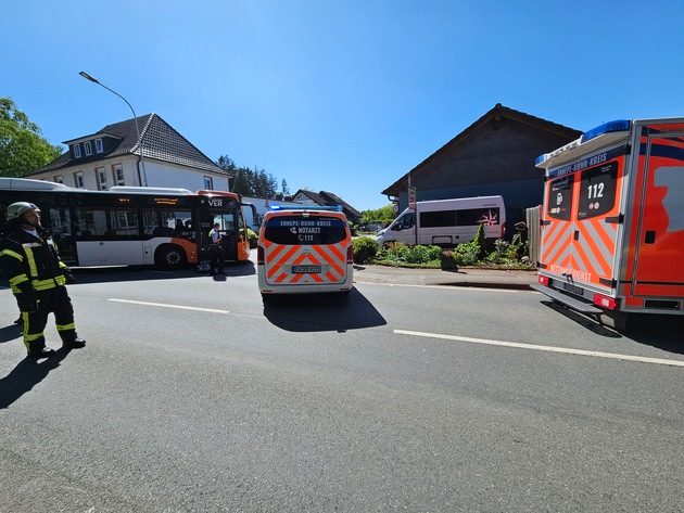 FW-EN: Verkehrsunfall zwischen Radfahrer und Bus