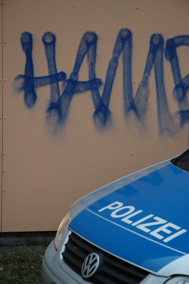 POL-WL: Serie von Sachbeschädigungen durch Graffiti - Gemeinde setzt 300 Euro Belohnung aus.