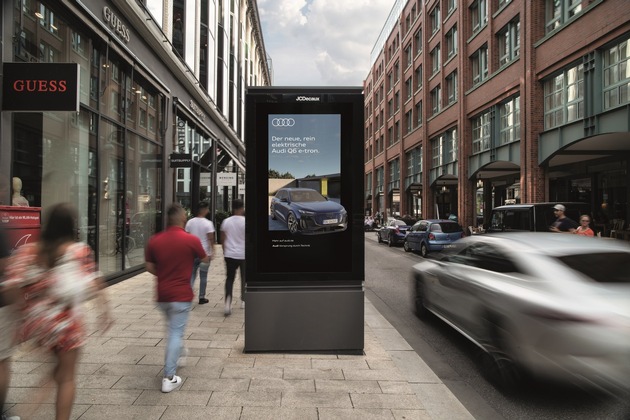 AUDI begeistert für E-Mobilität mit 3D-Effekt auf DOOH-Screens von WallDecaux - Kampagne für den Audi Q6 e-tron von PHD, MPX und WallDecaux