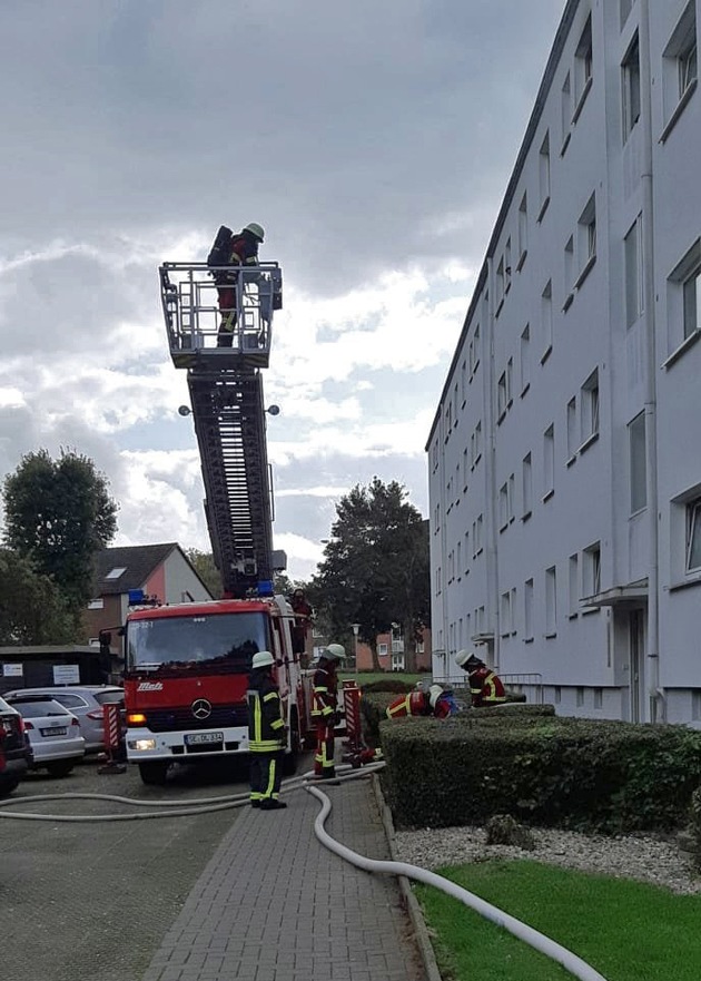 FW-SE: Feuerwehr Bad Segeberg löscht Küchenbrand in Mehrfamilienhaus