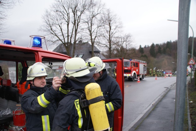 FW-AR: Arnsberger Feuerwehr hat Kaminbrand in Rumbeck schnell im Griff