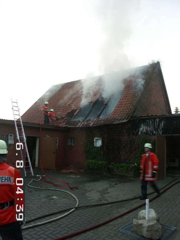 POL-NI: Brand eines Dachstuhls -Bild im Download -
