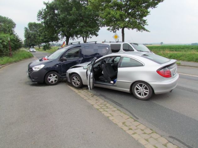 POL-HM: Unfall durch Wendemanöver auf der Landesstraße / 2 Verletzte