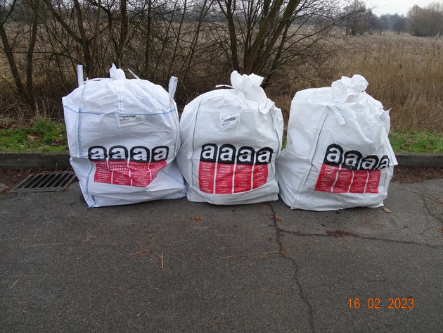 POL-SE: Pinneberg - Unzulässige Müllablagerung von Teppichresten - Polizei sucht Zeugen